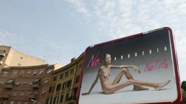 Il tema dell’anoressia in una famosa pubblicità choc di Oliviero Toscani, che divise l’opinione pubblica nel 2007