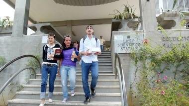 Studenti all’uscita dal liceo scientifico Coluccio Salutati