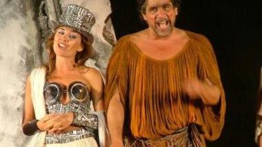 In senso antiorario: un primo piano di Gianfranco D’Angelo, Paola Quattrini insieme a Pietro Longhi, Eleonora Giorgi e Vanessa Gravina in scena con Edoardo Siravo