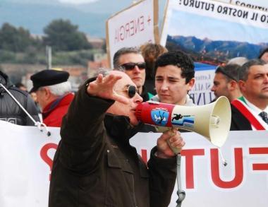 Il corteo anti tralicci organizzato a Portoferraio