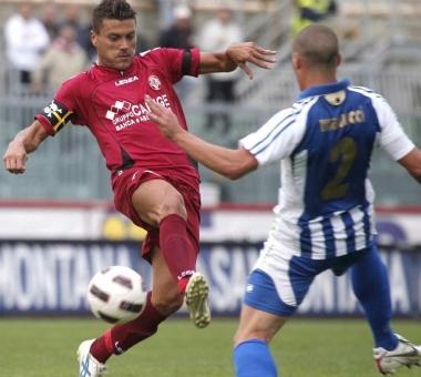 <b>SCATTO.</b> Ciccio Tavano in azione mentre punta il difensore Manucci          