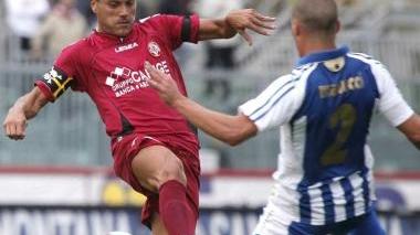 <b>SCATTO.</b> Ciccio Tavano in azione mentre punta il difensore Manucci
