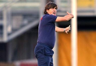 <b>GRINTA.</b> Mister Calori d&agrave; indicazioni alla squadra     <b>SCONSOLATO</b>. Soncin a terra reclama per un fallo 