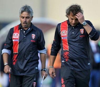 <b>A TESTA BASSA.</b> Il mister biancorosso Francesco Moriero lascia il campo pensieroso 