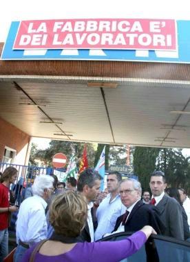 La Eaton occupata dai lavoratori dopo larrivo delle lettere di licenziamento 