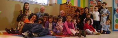 Il vicesindaco Mario Tuci con i bambini e le insegnanti della scuola   