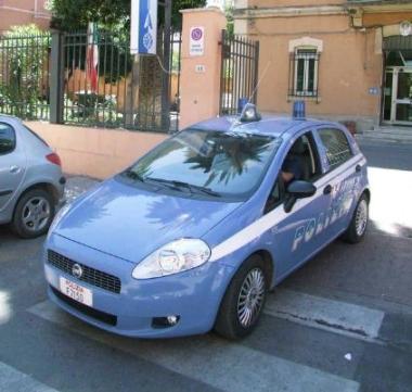 Una volante della polizia 