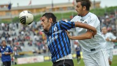 <b>RISOLUTIVO. </b>Mosciaro contrastato da un difensore avversario