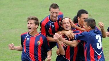 Momenti di festa: in campo dopo un gol Sotto in piazza a Ponsacco col sindaco