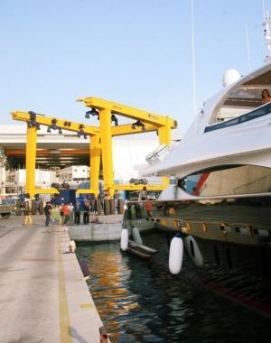 La grossa gru di Polo Nautico 