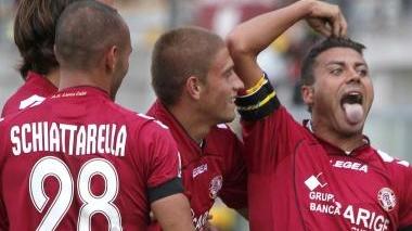 <b>IL RITORNO.</b> L’esultanza di Tavano dopo la rete del 2-0: l’attaccante amaranto non segnava al Picchi dal 28 marzo Vicino a lui ci sono Dionisi, Schiattarella e Lambrughi
