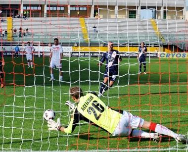 <b>ERRORE</b>. Il portiere Agliardi intercetta il rigore calciato dallex compagno di squadra Andrea Soncin     