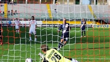 <b>ERRORE</b>. Il portiere Agliardi intercetta il rigore calciato dall’ex compagno di squadra Andrea Soncin