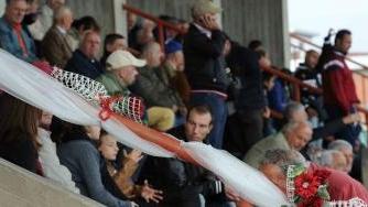 Fiori granata e nastri colorati: atmosfera friendly nella tribuna dello stadio Mannucci