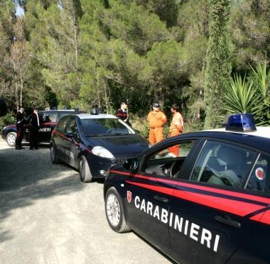 I carabinieri sul luogo in cui &egrave; rimasto ferito Alfio Carrai poi morto 