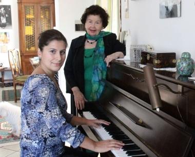 <b>SOPRANO.</b> Lucia Stanescu (in piedi) e Diana Turtot (seduta al pianoforte) 