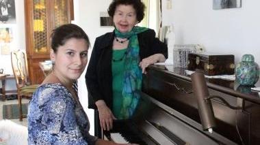 <b>SOPRANO.</b> Lucia Stanescu (in piedi) e Diana Turtot (seduta al pianoforte)
