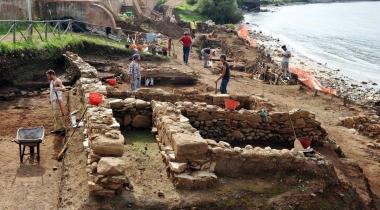 Gli scavi sulla spiaggia nella zona delle fonti 