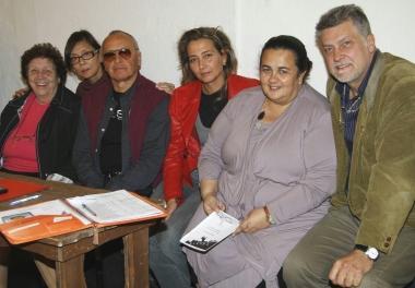 A sinistra Roberta Betti vicino a lei alcuni insegnanti della scuola di musical Tra questi Franco Miseria e Amerigo Fontani l’ultimo a destra qui accanto quattro giovani aspiranti artisti
