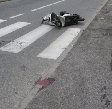 Cade dallo scooter giovane in coma non aveva il casco