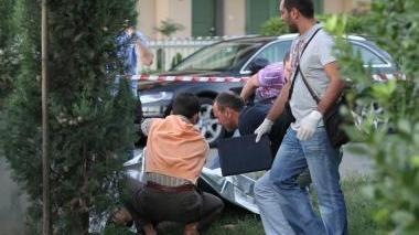 Il cadavere circondato dai carabinieri in via Tino da Camaino