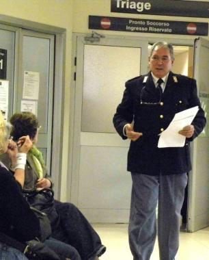 Un poliziotto ha appena ritirato un referto medico 
