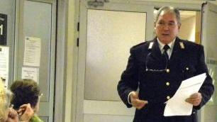Un poliziotto ha appena ritirato un referto medico