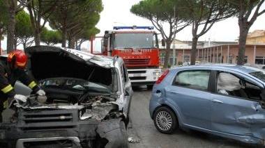 <b>FRONTALE </b>Le due macchine coinvolte nell’ incidente in viale Europa