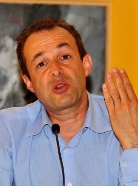<b>RITARDI </b>Sopra lo scavo per una fossa biologica In alto lassessore Monaci 