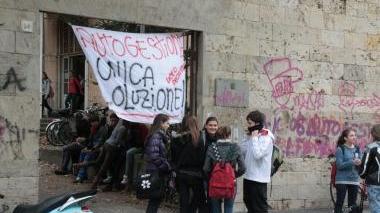 Striscione davanti al liceo Cecioni