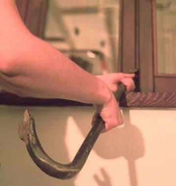 Tra gli attrezzi trovati dagli agenti nel furgone abbandonato al Cinquale cera anche un piede di porco   