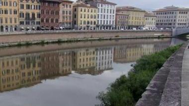 Il giovane arrestato a Pisa ha tentato di sbarazzarsi della droga gettando un involucro nell’Arno: il pacchetto non è stato trovato nonostante i pompieri