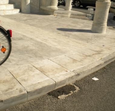 <b>ROTTO.</b> Un blocchetto dopo che unauto vi &egrave; finita contro  
