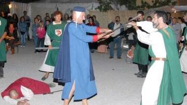 Alcuni momenti della festa con la rievocazione della battaglia del castello di Vignale, giochi medievali e le grandi tavolate per la cena