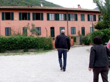 Un momento del sopralluogo degli investigatori e dei medici legali nella notte di domenica dopo lomicidio  