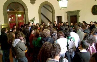 Gli studenti della facolt&agrave; di Lettere hanno occupato latrio del rettorato  