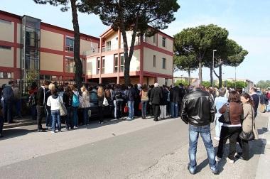 Studenti e docenti davanti al XXV Aprile 