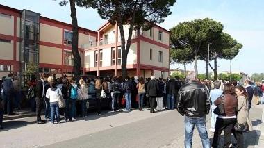 Studenti e docenti davanti al XXV Aprile