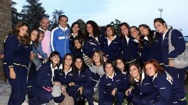 Le ragazze del setterosa dell’An Prato col ct dell’Italia di calcio, Cesare Prandelli