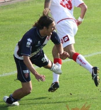 <b>CONTRASTO</b> Linfortunio di Turati a Padova (foto da biancorossi.it)  <b>ARBITRO</b> In alto Gennaro Palazzino di Ciampino 
