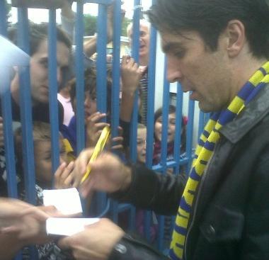 Gigi Buffon firma autografi 