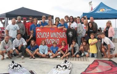Il gruppo della scuola di windsurf ai Tre ponti  