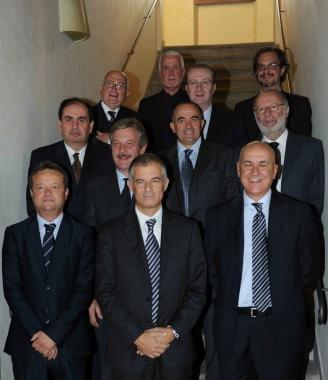 I membri del nuovo comitato di gestione della Fondazione Cassa di Risparmio di San Miniato; a destra una veduta dello storico Palazzo Grifoni, sede dellente 