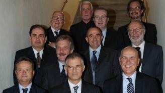 I membri del nuovo comitato di gestione della Fondazione Cassa di Risparmio di San Miniato; a destra una veduta dello storico Palazzo Grifoni, sede dell’ente