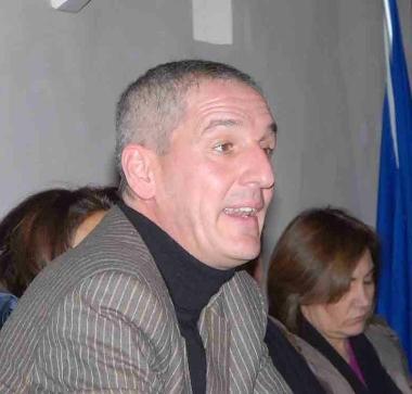 Sopra, il sindaco di Montale David Scatragli; a lato il sottopasso di Stazione  