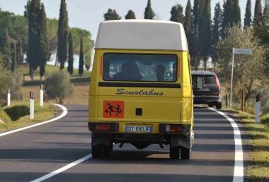 Il pulmino dello scuolabus usato per i trasferimenti e le gite degli ospiti gemellati 