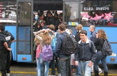A sinistra studenti alle prese con il nuovo orario, accanto i bus di Atl sovraffollati di ragazzi, sopra alunni che chiedono chiarimenti al personale Atl 