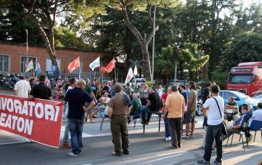 <b>IN LOTTA.</b> Operai manifestano davanti alla fabbrica  