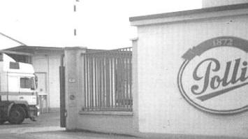 Sopra l’ingresso della Polli a lato il sindaco Vanni