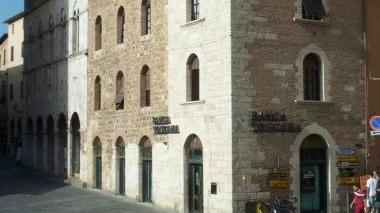 La sede della filiale di Banca Toscana di Massa Marittima